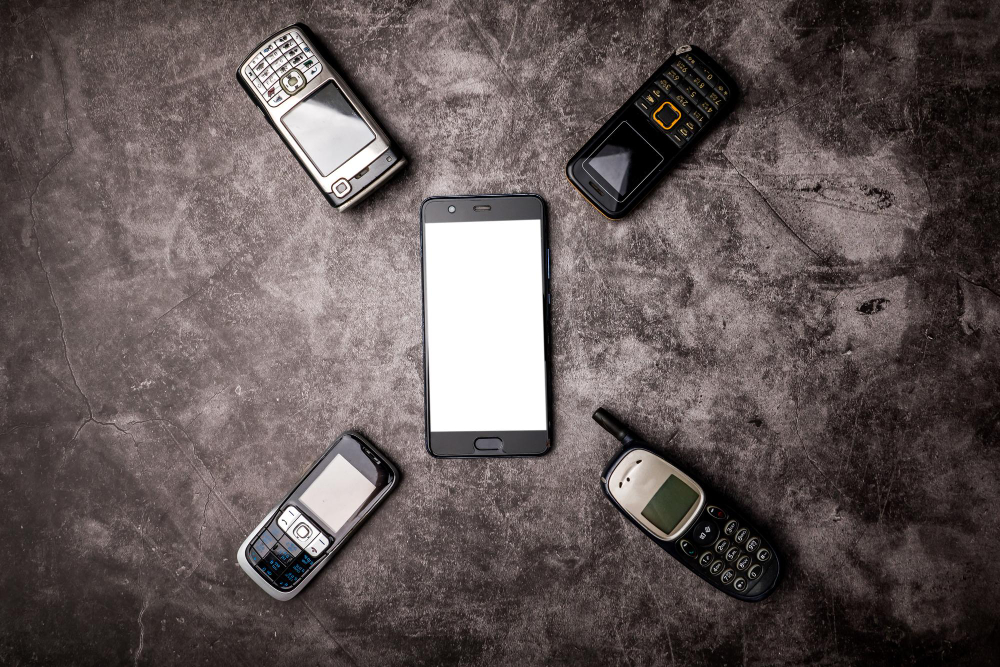 日本の初期携帯電話の進化：肩掛け～現在のスマートホンになるまでの40年